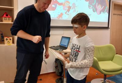 Adam si přinesl k podpisu knihu Adam mezi dinosaury