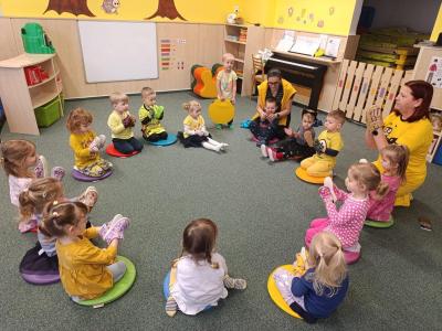 Den maminek u Mrňousků