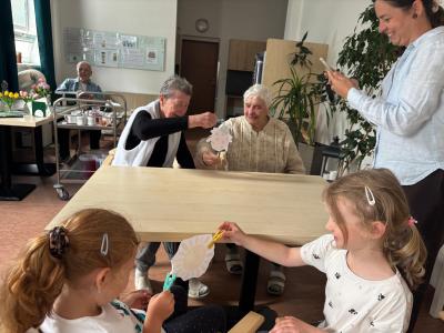 PŘINESLI JSME KOUSEK LÉTA DO ALZHEIMER HOME