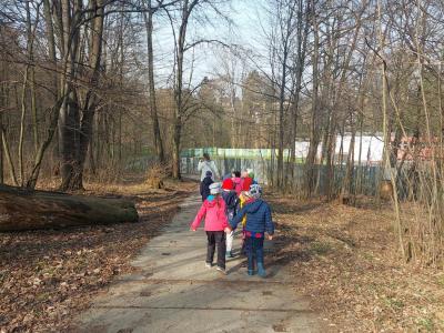 Delší procházka s předškoláky s překonáváním přírodních překážek